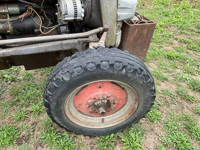 Massey ferguson 135 oldtimer tractor - afbeelding 2 van  16