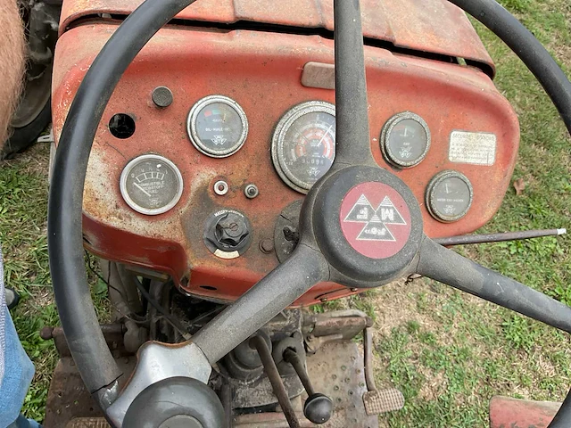 Massey ferguson 135 oldtimer tractor - afbeelding 6 van  16