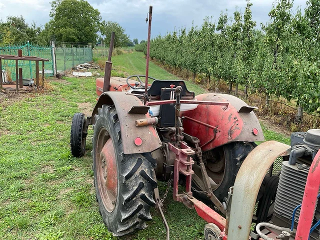 Massey ferguson 135 oldtimer tractor - afbeelding 11 van  16