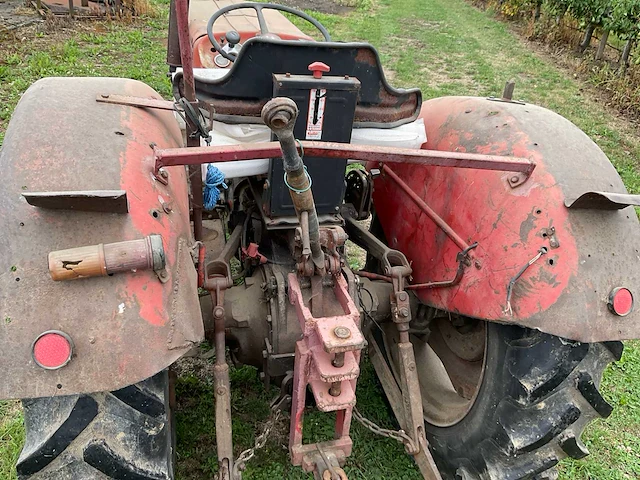 Massey ferguson 135 oldtimer tractor - afbeelding 12 van  16
