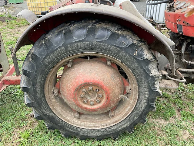 Massey ferguson 135 oldtimer tractor - afbeelding 16 van  16