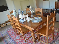 Massief eiken uitschuifbare tafel ca. 2 x 0,80m, 6 massief eiken stoelen, oosters tapijt ca. 3,50 x 2,50m