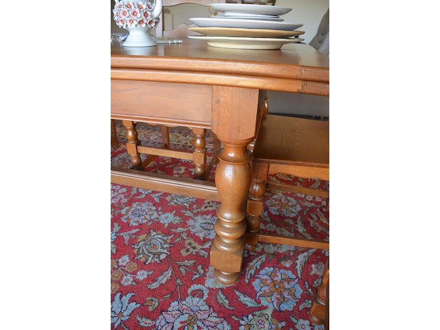 Massief eiken uitschuifbare tafel ca. 2 x 0,80m, 6 massief eiken stoelen, oosters tapijt ca. 3,50 x 2,50m - afbeelding 3 van  13