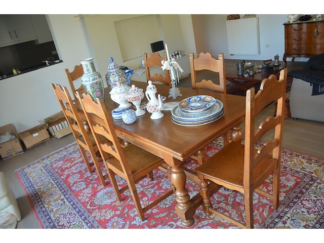 Massief eiken uitschuifbare tafel ca. 2 x 0,80m, 6 massief eiken stoelen, oosters tapijt ca. 3,50 x 2,50m - afbeelding 1 van  13