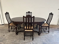 Massief houten tafel met 4 stoelen