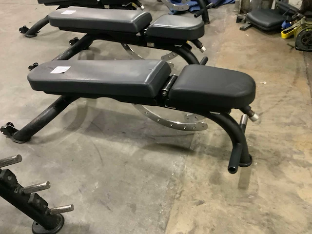 Matrix adjustable bench krachtstation - afbeelding 1 van  4