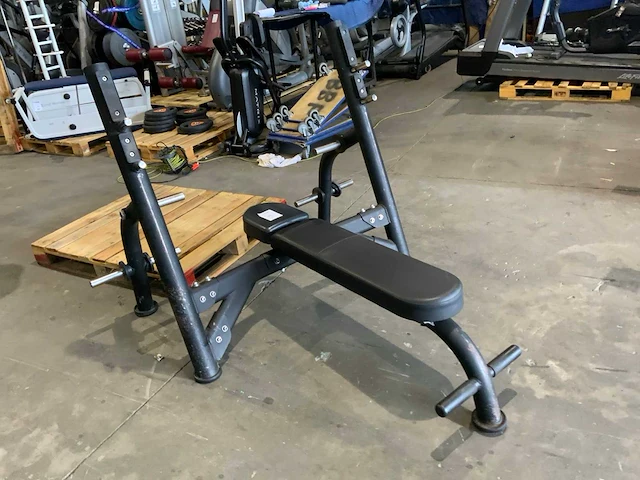 Matrix aura g3 benchpress krachtstation - afbeelding 1 van  6