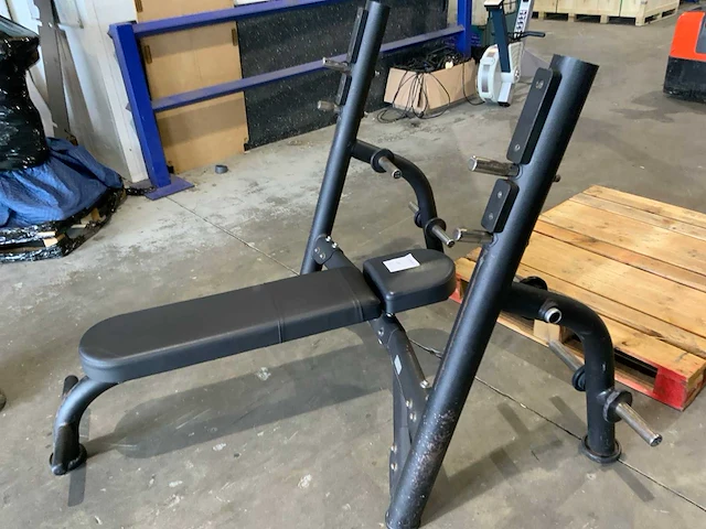 Matrix aura g3 benchpress krachtstation - afbeelding 3 van  6