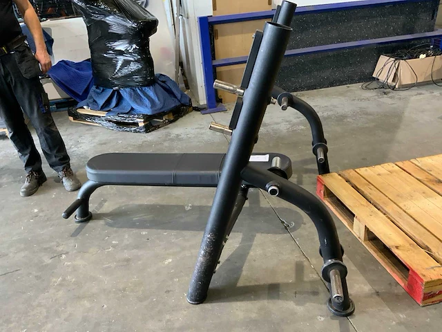 Matrix aura g3 benchpress krachtstation - afbeelding 4 van  6