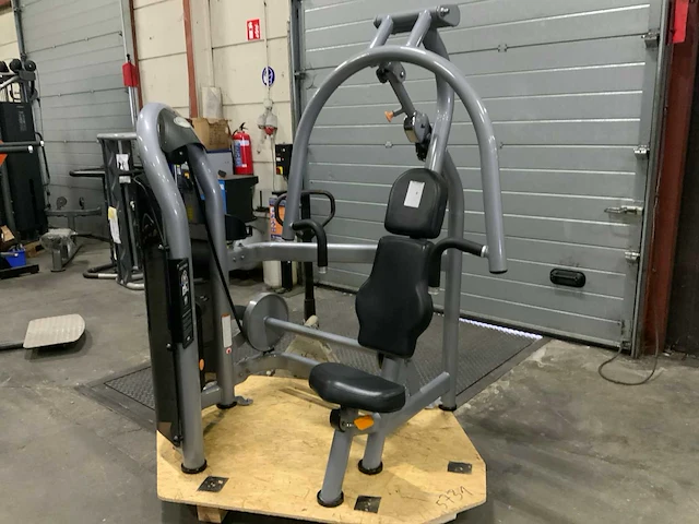 Matrix aura g3 chest press krachtstation - afbeelding 1 van  6