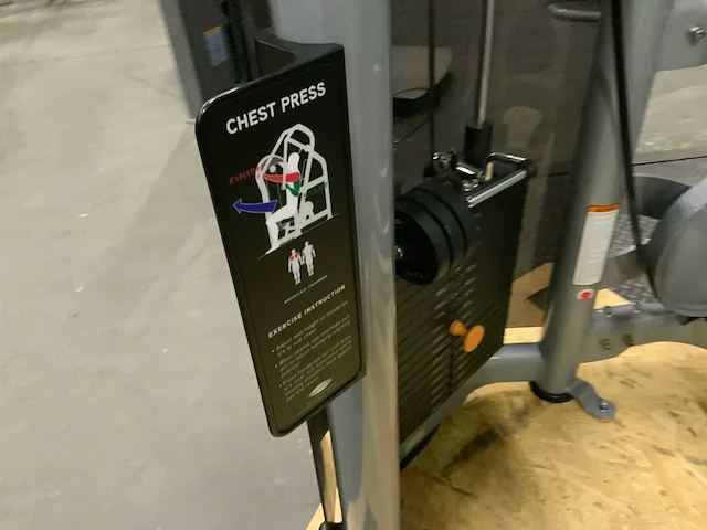 Matrix aura g3 chest press krachtstation - afbeelding 2 van  6