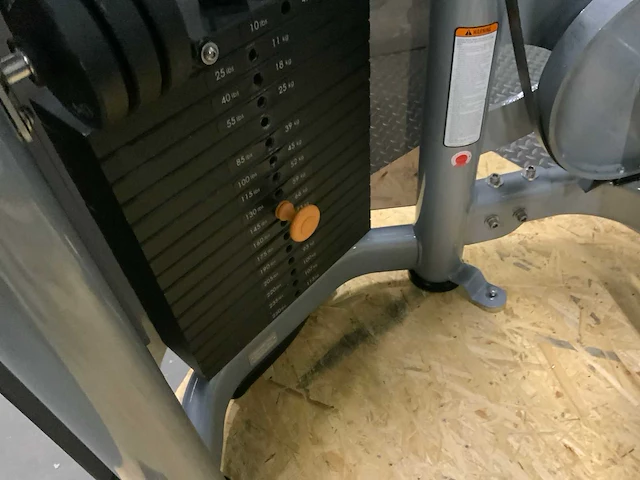 Matrix aura g3 chest press krachtstation - afbeelding 3 van  6