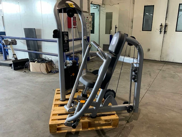 Matrix aura g3 converging chestpress krachtstation - afbeelding 1 van  5