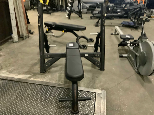 Matrix aura g3 olympische flat bench press krachtstation - afbeelding 1 van  5