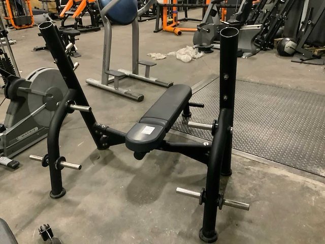 Matrix aura g3 olympische flat bench press krachtstation - afbeelding 3 van  5