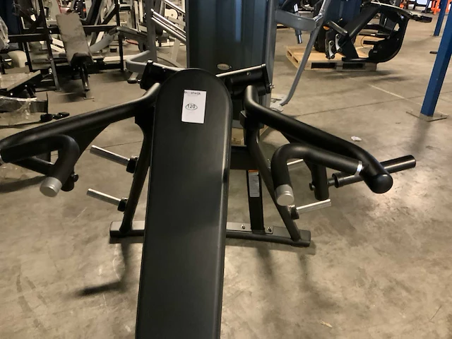 Matrix aura g3 plate loaded shoulderpress krachtstation - afbeelding 2 van  4