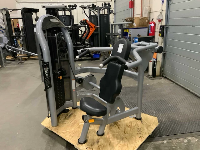Matrix aura g3 shoulder press krachtstation - afbeelding 1 van  6