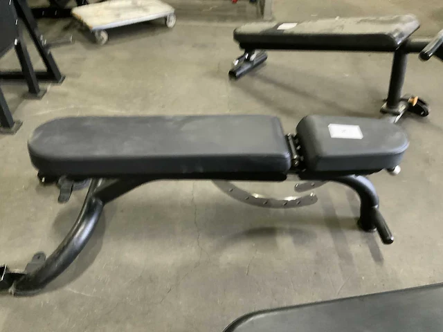 Matrix g3 adjustable bench krachtstation - afbeelding 1 van  2