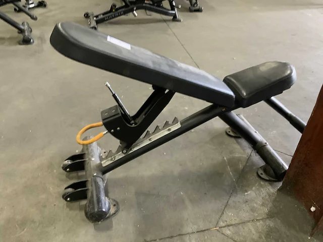 Matrix g3 adjustable bench krachtstation - afbeelding 1 van  2