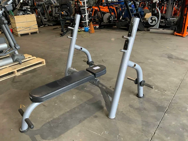 Matrix olympische flat bench krachtstation - afbeelding 1 van  5