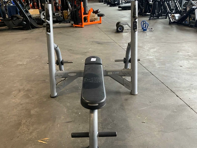 Matrix olympische flat bench krachtstation - afbeelding 2 van  5