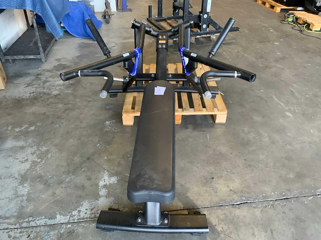 Matrix plateloaded aura bench press krachtstation - afbeelding 2 van  5