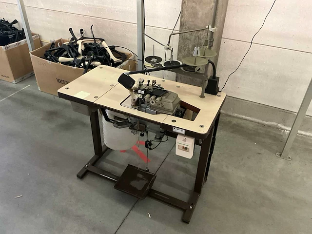 Mauser special 2naalds safety stitch machine met boventransport en draadaf- snijder type 9732-432 5x5 - afbeelding 1 van  6