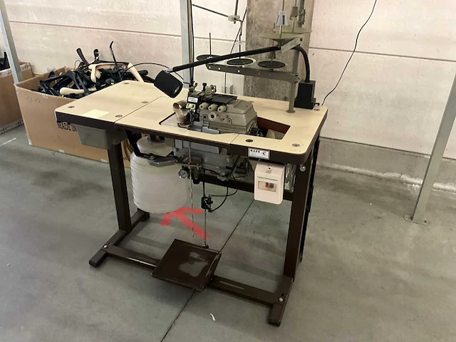 Mauser special 2naalds safety stitch machine met boventransport en draadaf- snijder type 9732-432 5x5 - afbeelding 2 van  6