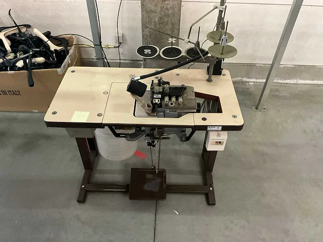 Mauser special 2naalds safety stitch machine met boventransport en draadaf- snijder type 9732-432 5x5 - afbeelding 3 van  6