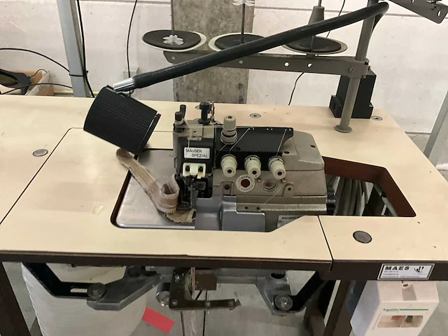 Mauser special 2naalds safety stitch machine met boventransport en draadaf- snijder type 9732-432 5x5 - afbeelding 5 van  6