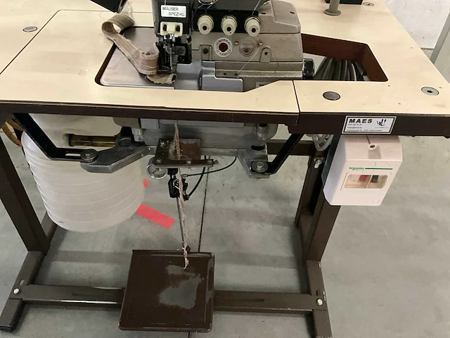 Mauser special 2naalds safety stitch machine met boventransport en draadaf- snijder type 9732-432 5x5 - afbeelding 6 van  6