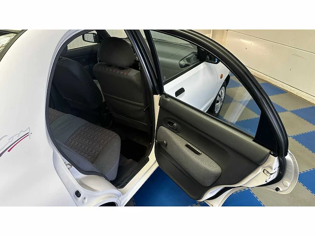 Mazda - 1999 - 121 - personenauto - afbeelding 6 van  39