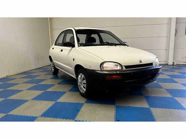 Mazda - 1999 - 121 - personenauto - afbeelding 1 van  39