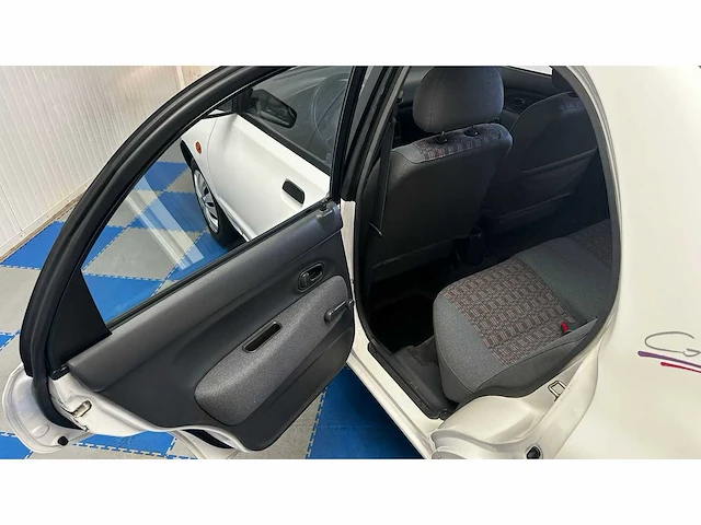 Mazda - 1999 - 121 - personenauto - afbeelding 15 van  39