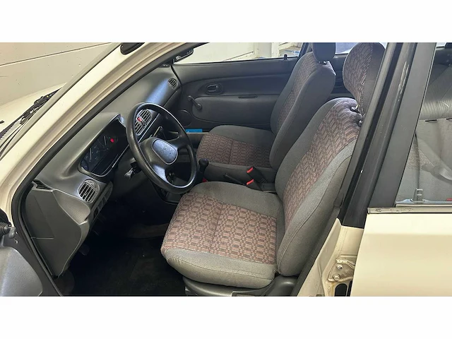 Mazda - 1999 - 121 - personenauto - afbeelding 17 van  39