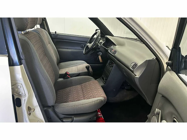 Mazda - 1999 - 121 - personenauto - afbeelding 22 van  39