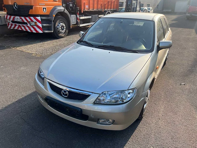 Mazda - 2002 - 323 - personenauto - afbeelding 2 van  20
