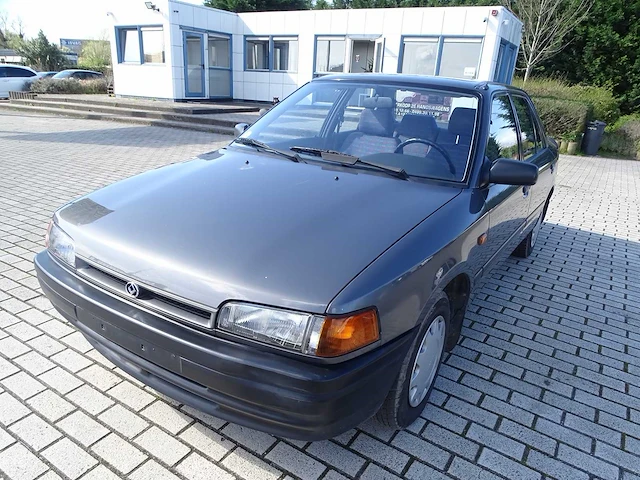 Mazda - 323 - old timer - personenauto - 1992 - afbeelding 1 van  17