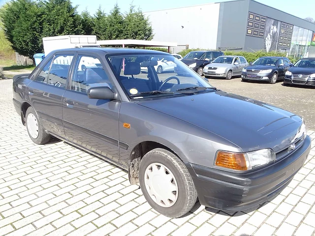 Mazda - 323 - old timer - personenauto - 1992 - afbeelding 17 van  17