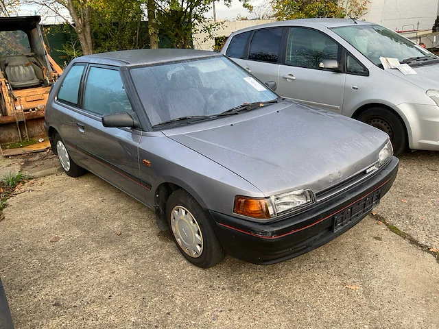 Mazda 323 oldtimer - afbeelding 4 van  11