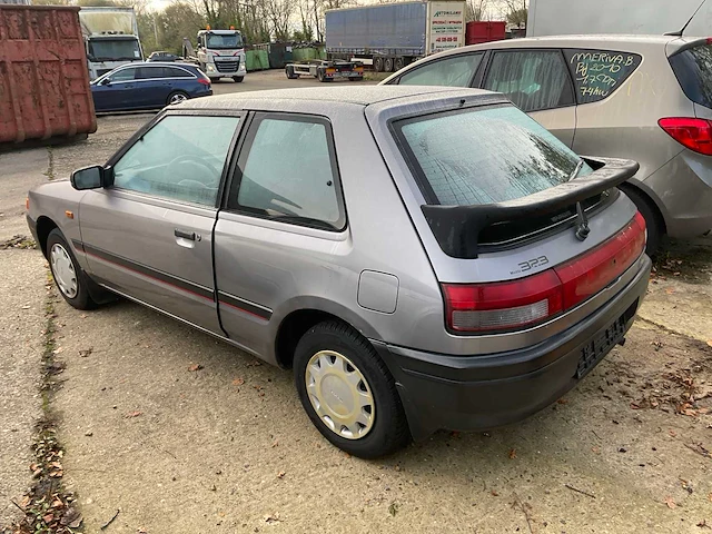 Mazda 323 oldtimer - afbeelding 6 van  11