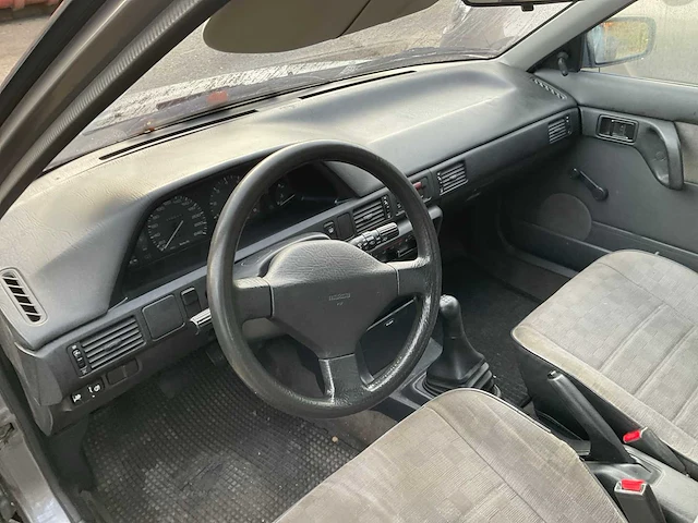 Mazda 323 oldtimer - afbeelding 9 van  11