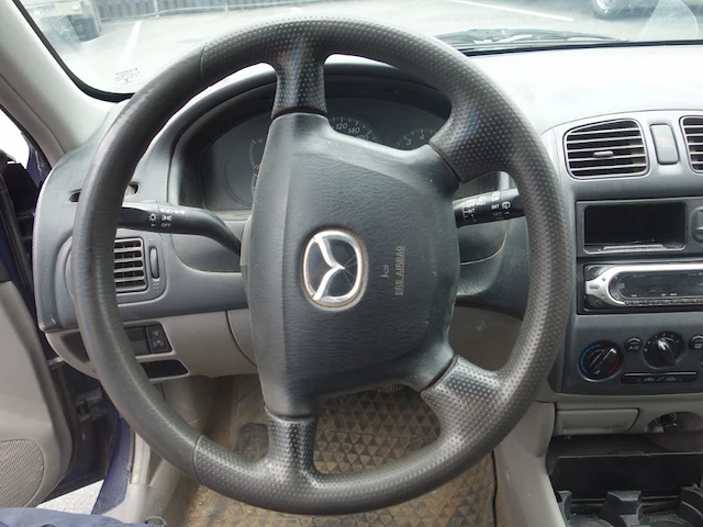 Mazda 323f - afbeelding 2 van  18