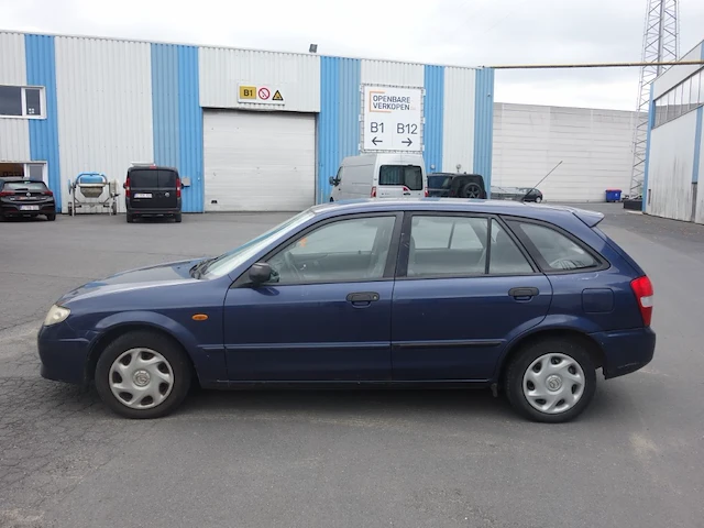 Mazda 323f - afbeelding 1 van  18