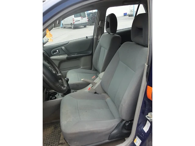 Mazda 323f - afbeelding 17 van  18