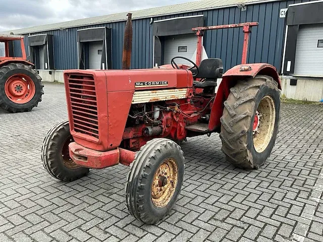 Mccormick international 523 diesel oldtimer tractor - afbeelding 1 van  18