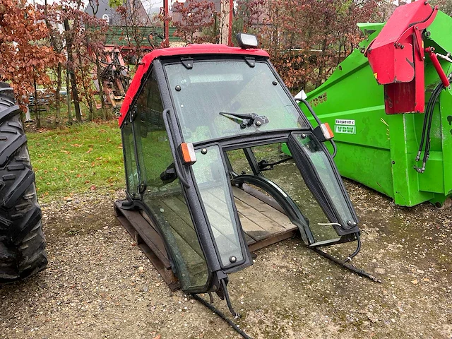 Mccormick tractor cabine - afbeelding 1 van  4