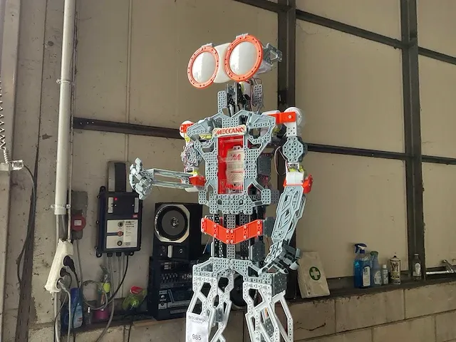 Meccano gemotoriseerde robot figuur - afbeelding 3 van  7