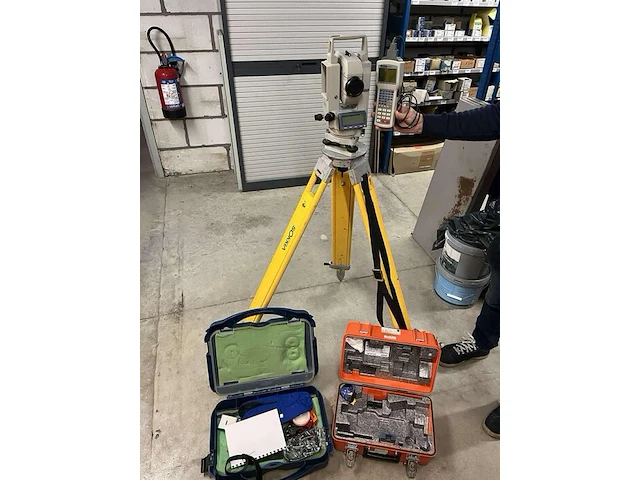 Meetstation sokkia set5f met statief en toebehoren in koffer - afbeelding 2 van  6