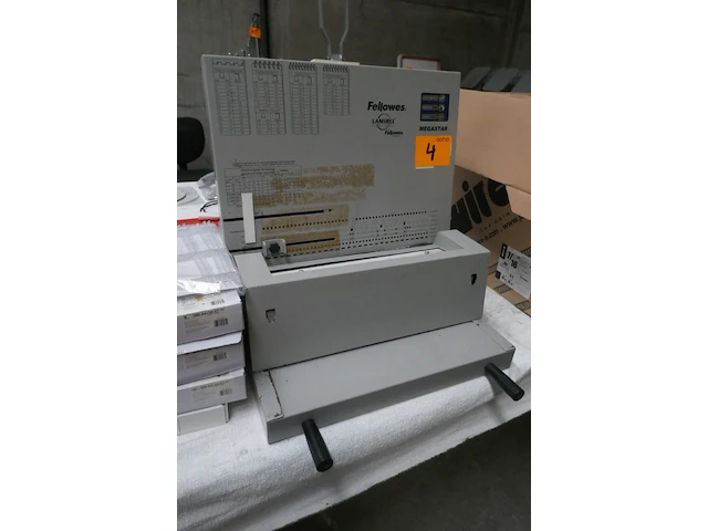 Megastar perforator fellowes - afbeelding 1 van  7